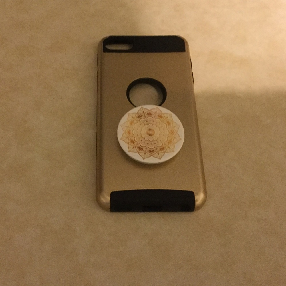 An IPod 7th Generation case with a pop socket